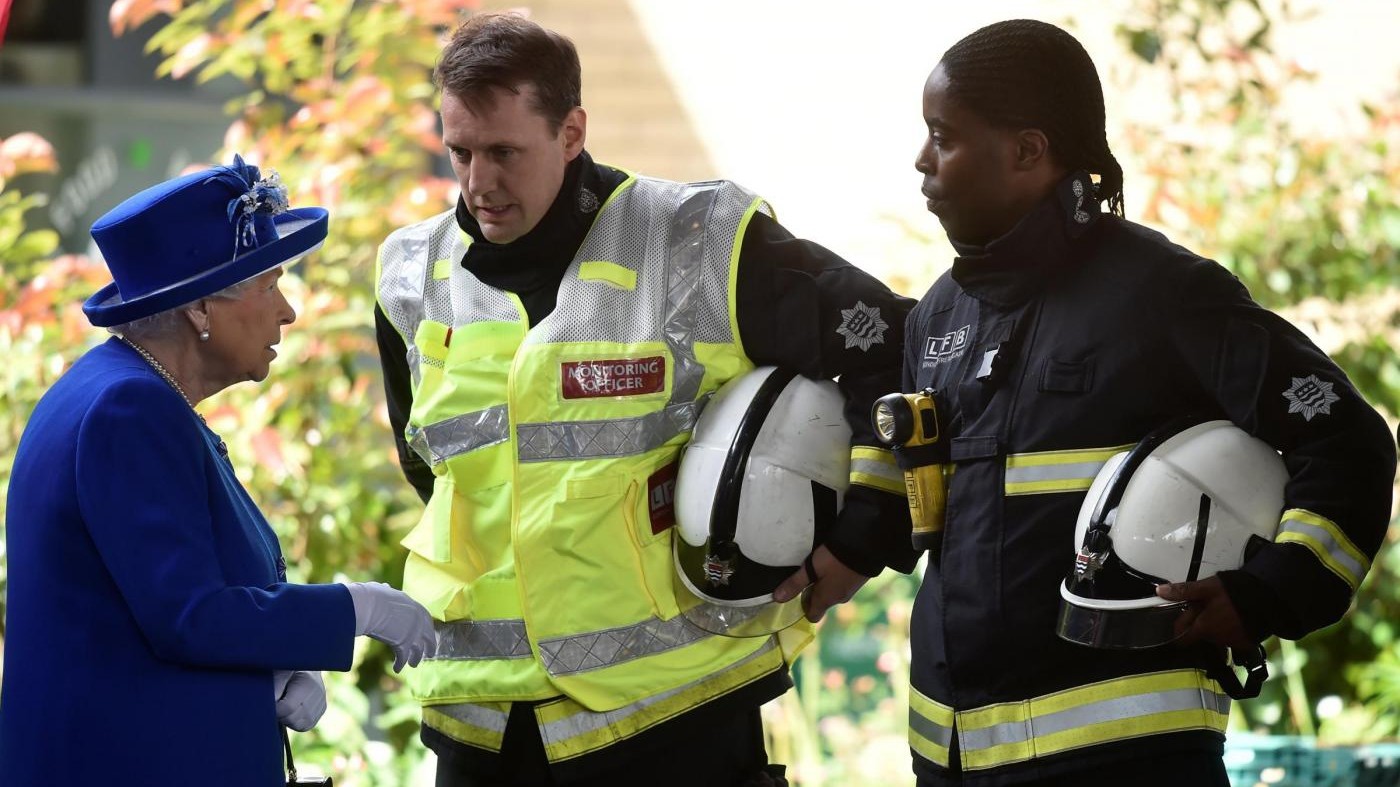 Trenta morti nel rogo alla Grenfell Tower. Proteste contro May