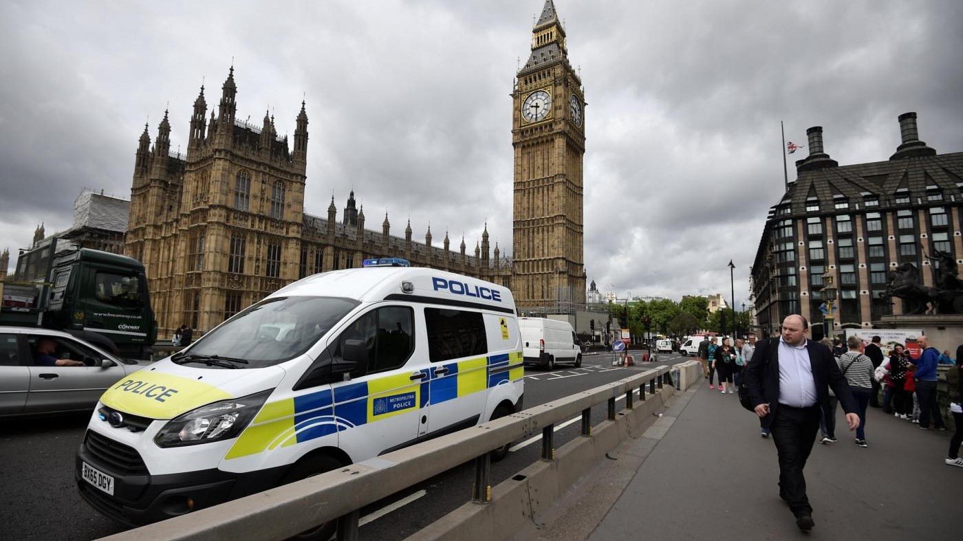 Allarme a Londra, Parlamento in lockdown: bloccato uomo armato