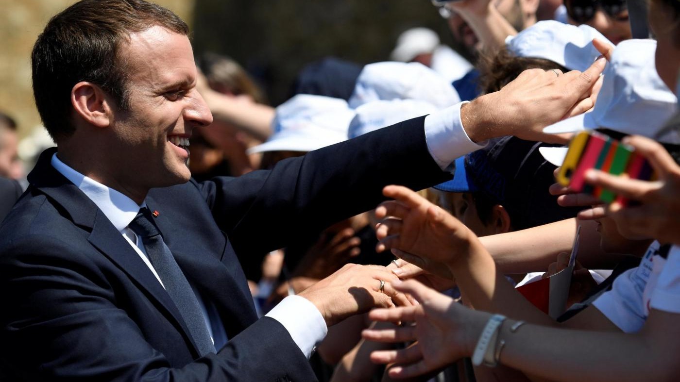 Macron conquista maggioranza in Parlamento, astensione record