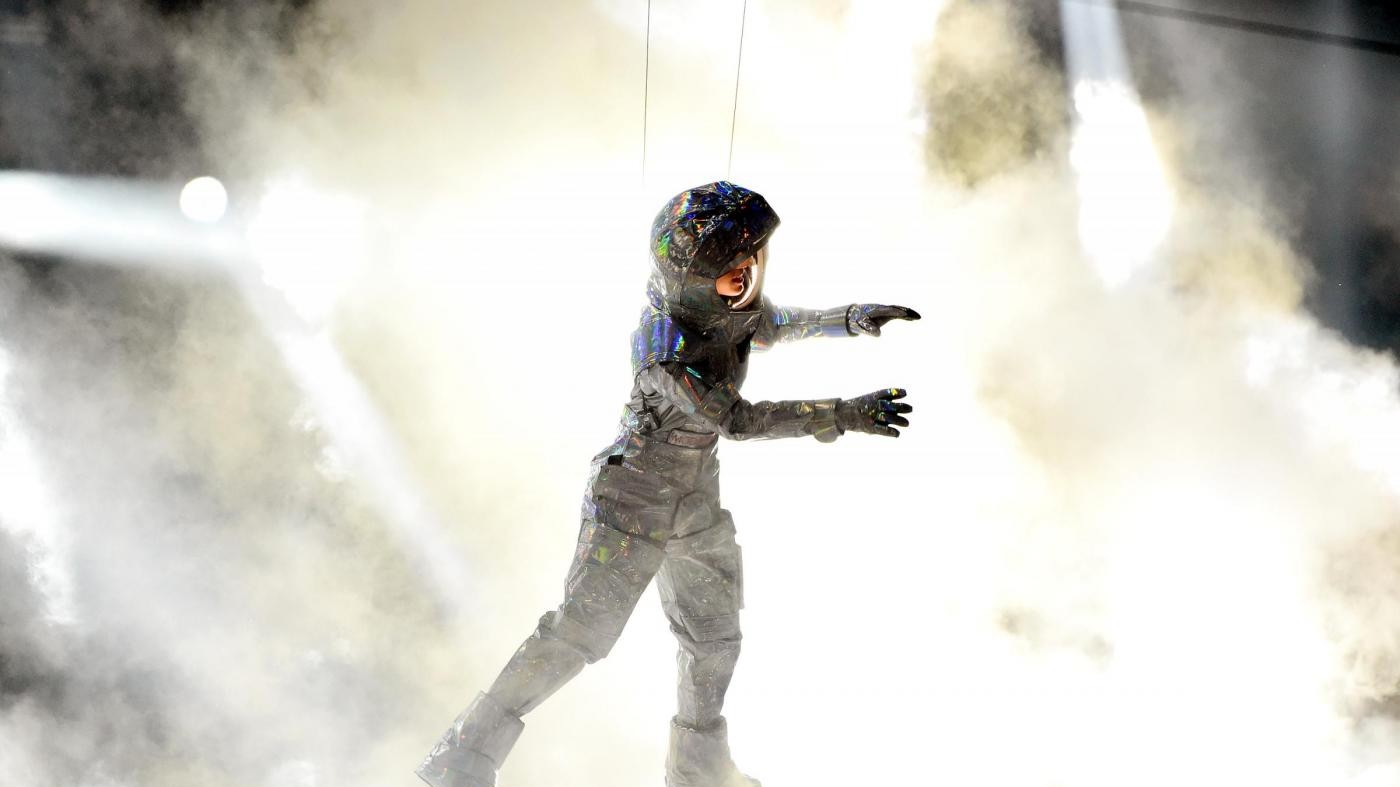 Astronauti, fiamme e look anni ’50: lo show agli MTV Video Music Awards