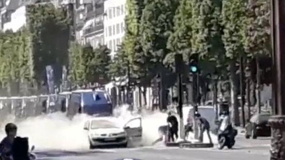 Parigi, paura su Champs Elysées: auto contro furgone polizia
