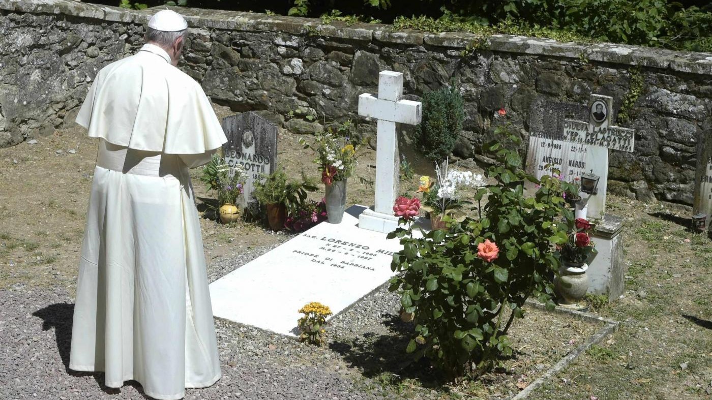 Papa prega sulla tomba di don Milani: Ridare la parola ai poveri
