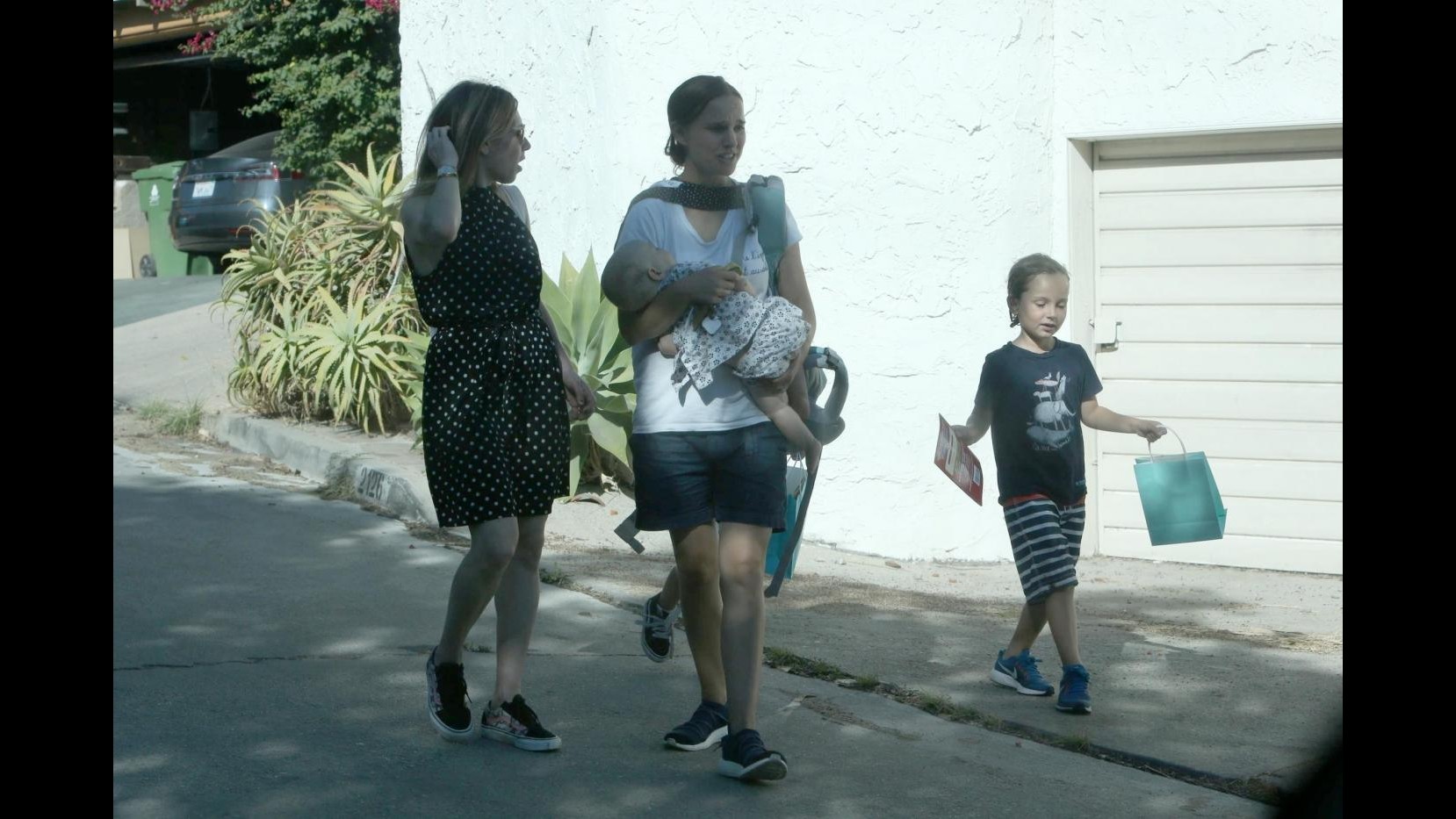 Natalie Portman, mamma casual con i figli Aleph e Amalia