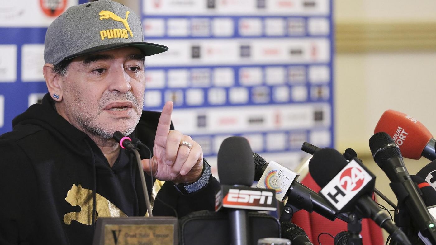 Maradona replica a Dani Alves: E’ un idiota che non sa crossare