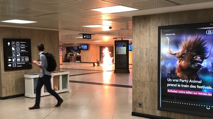 Bruxelles, attentatore aveva valigia-bomba con chiodi: evitata strage