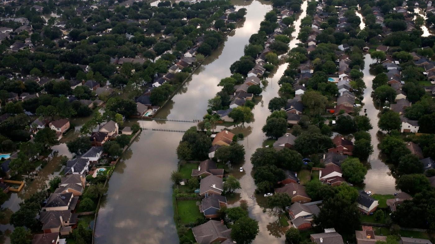 Harvey inonda il Texas: abitanti in salvo su barche e kayak