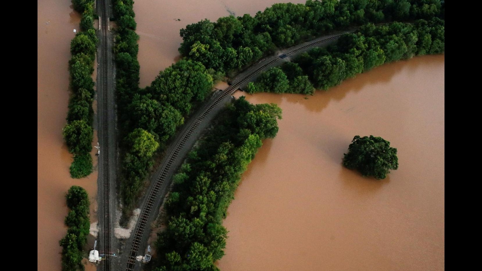 Harvey inonda il Texas: abitanti in salvo su barche e kayak