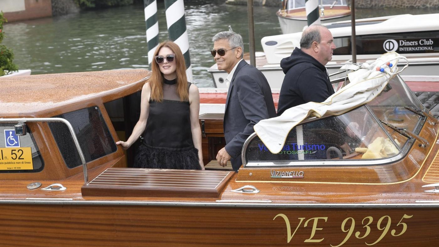 FOTO Clooney e Julianne Moore a Venezia 74: star sul vaporetto