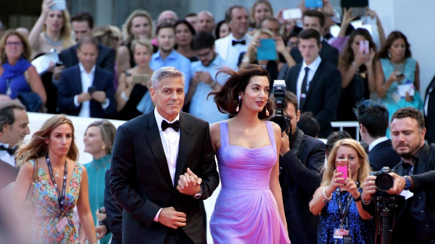 Venezia 74, George con Amal, splendida neomamma sul red carpet