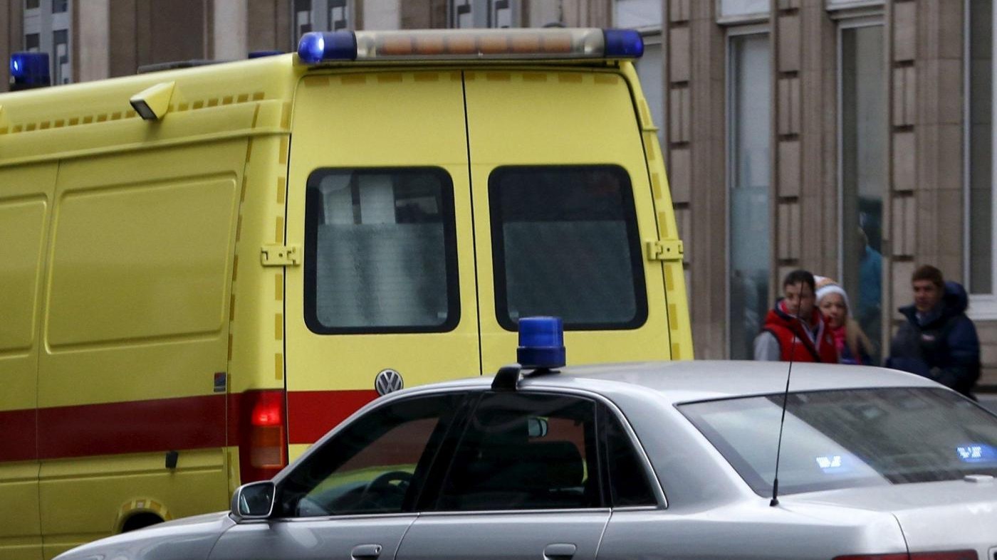Parigi, bus turistico si incastra in tunnel: 4 feriti, uno è grave