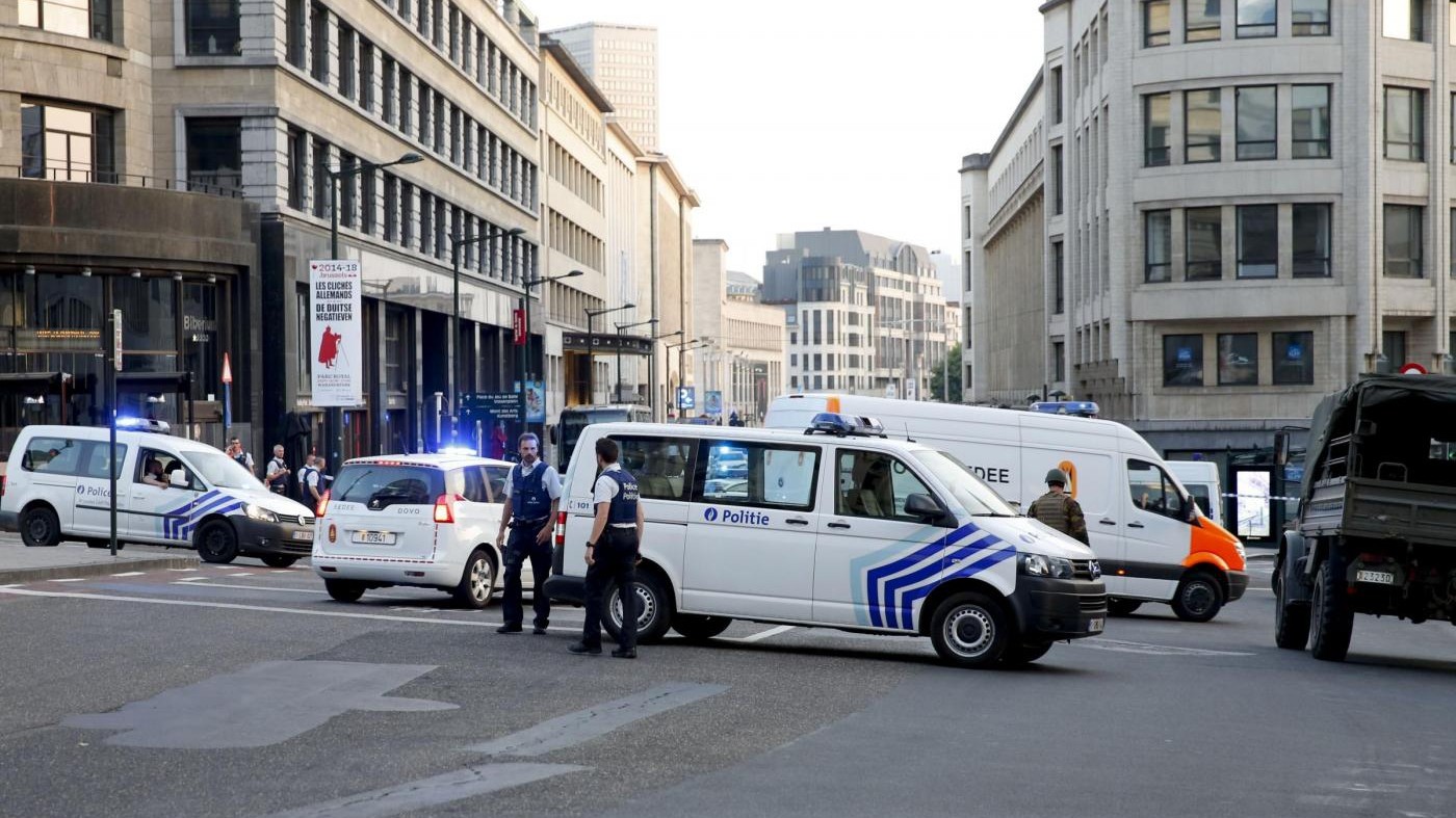 Bruxelles, auto contro posto di blocco: caccia al conducente