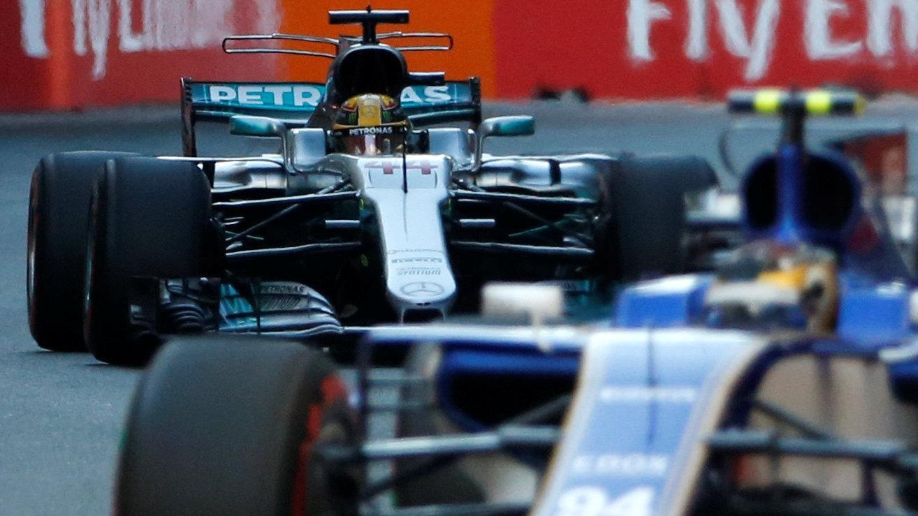 Gp Azerbaijan: contatto tra Vettel e Hamilton, Raikkonen fuori