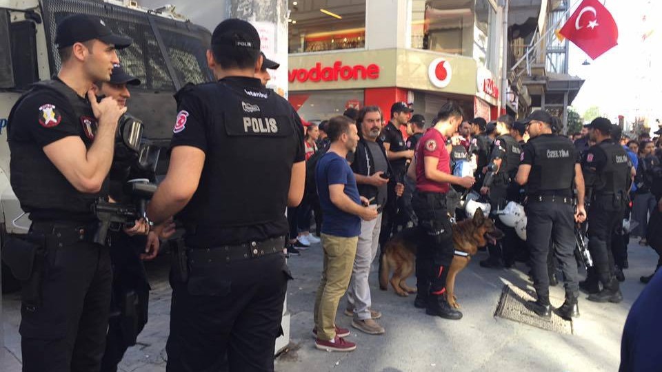 Gas lacrimogeni contro gli attivisti al Gay Pride di Istanbul