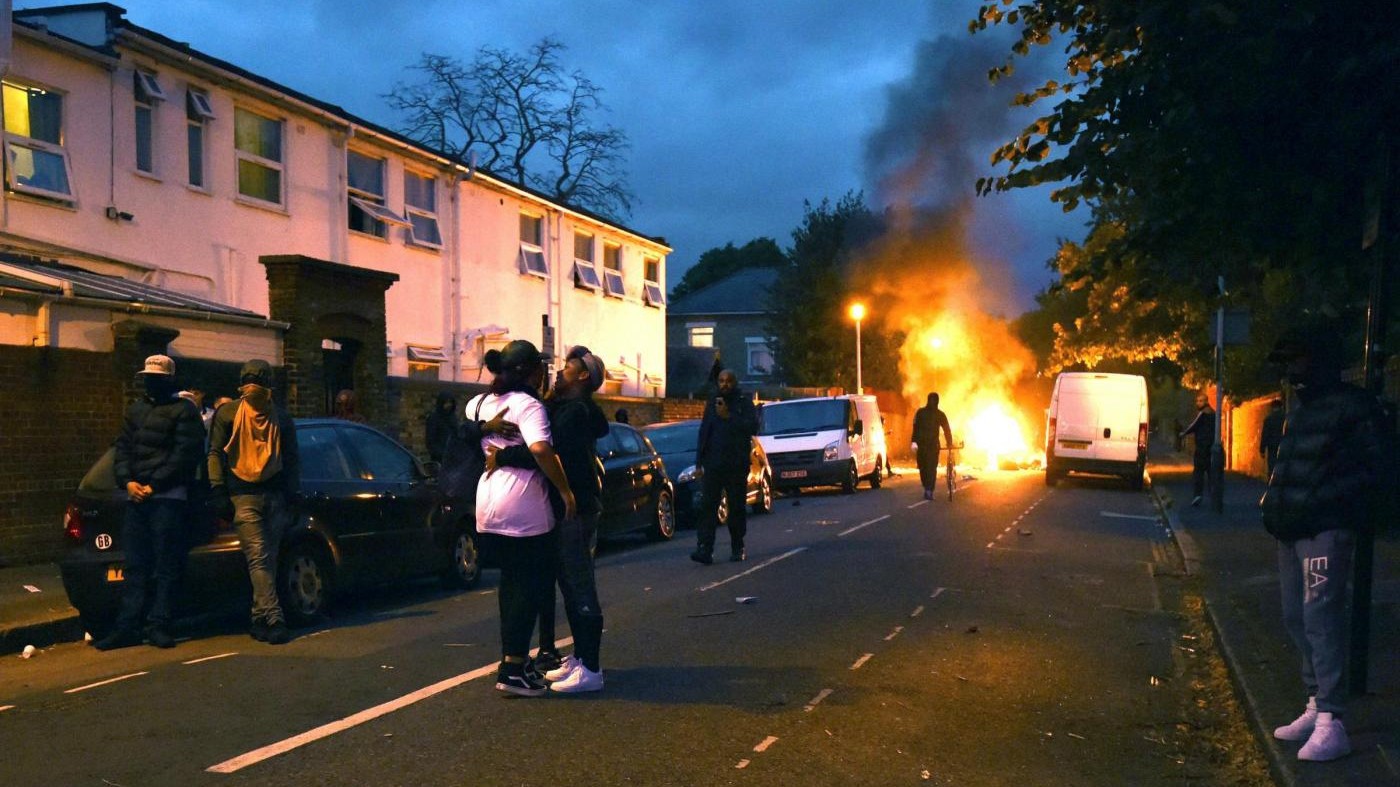 Uomo muore dopo controllo stradale: proteste violente a Londra