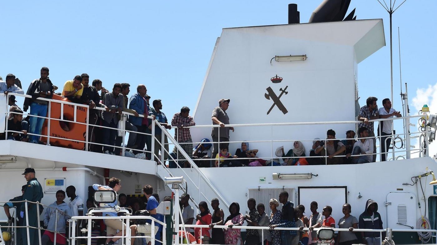 Migranti, allarme per nuovi arrivi. Juncker: Italia eroica