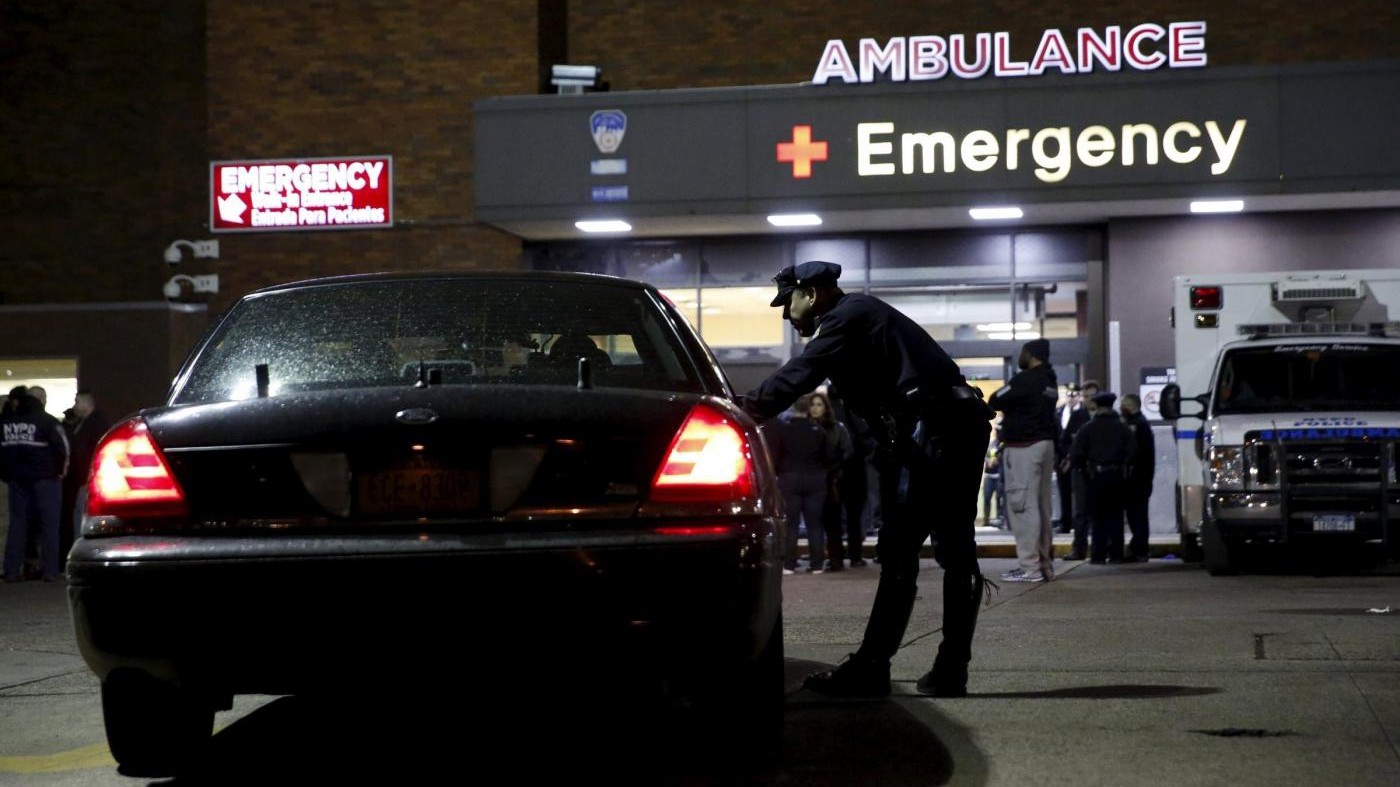 Spara in ospedale a New York e si uccide: una vittima, più feriti