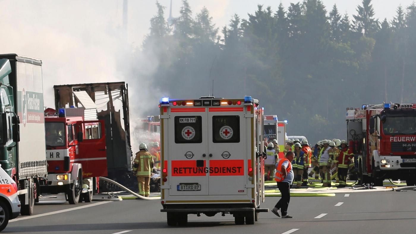 Germania, pullman si scontra con camion in Baviera: 18 morti