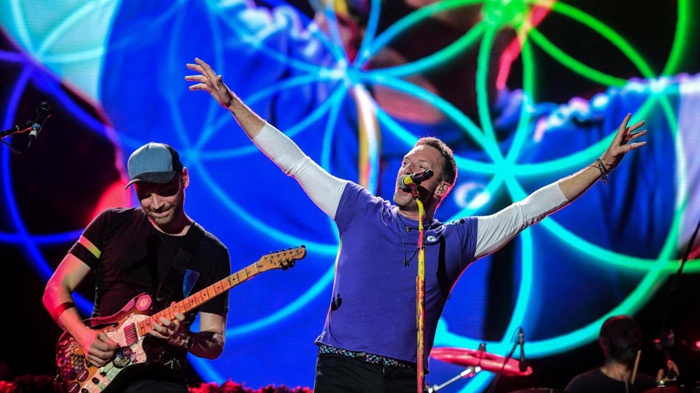 I Coldplay invadono San Siro: musica, luci e un appello alla pace