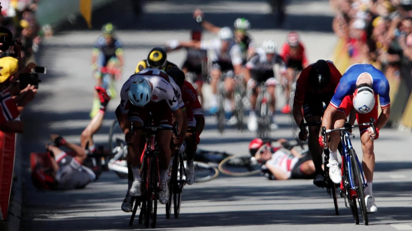 Colpo di scena al Tour: Sagan fuori dopo contatto con Cavendish