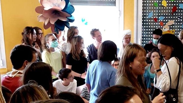 Chris Martin dei Coldplay visita i bimbi ricoverati in clinica a Milano