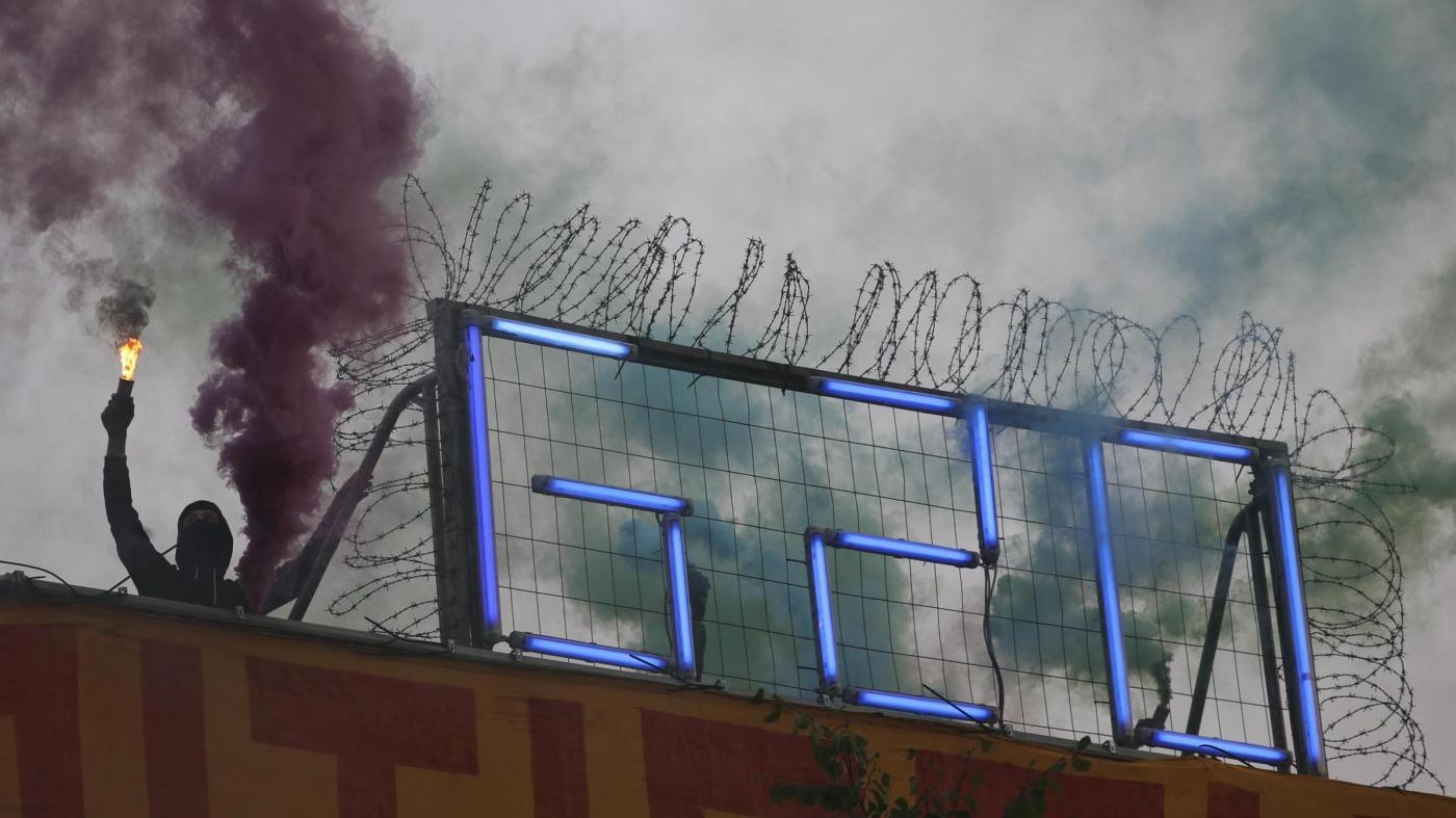 Amburgo, scontri al corteo anti-G20: la polizia usa idranti