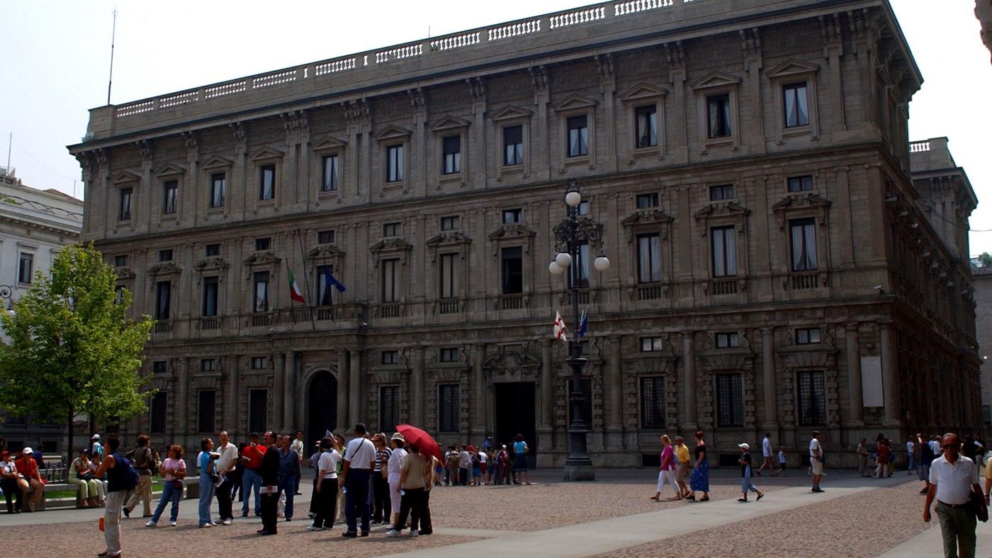 Milano, allarme bomba a Palazzo Marino: artificieri in azione