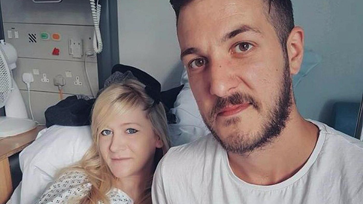 La mamma di Charlie: Stanno per staccare la spina a nostro figlio