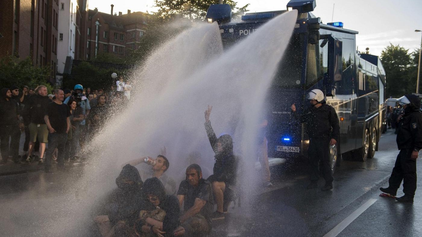 Amburgo, scontri a vigilia G20: agenti feriti e fermi