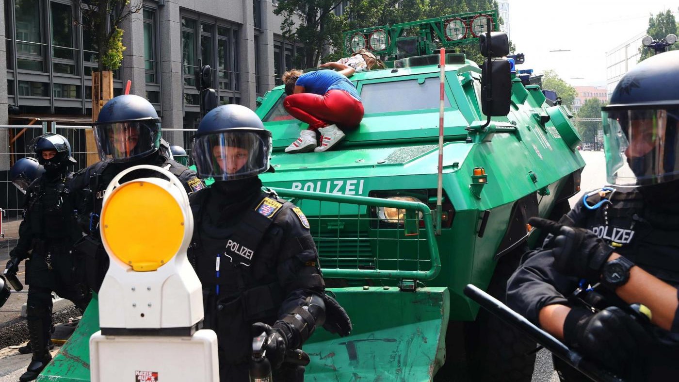 Proteste e scontri al G20: Melania Trump bloccata in albergo