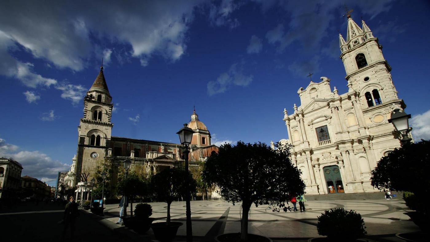 Acireale, crolla intonaco del Duomo: grave bimbo di un anno