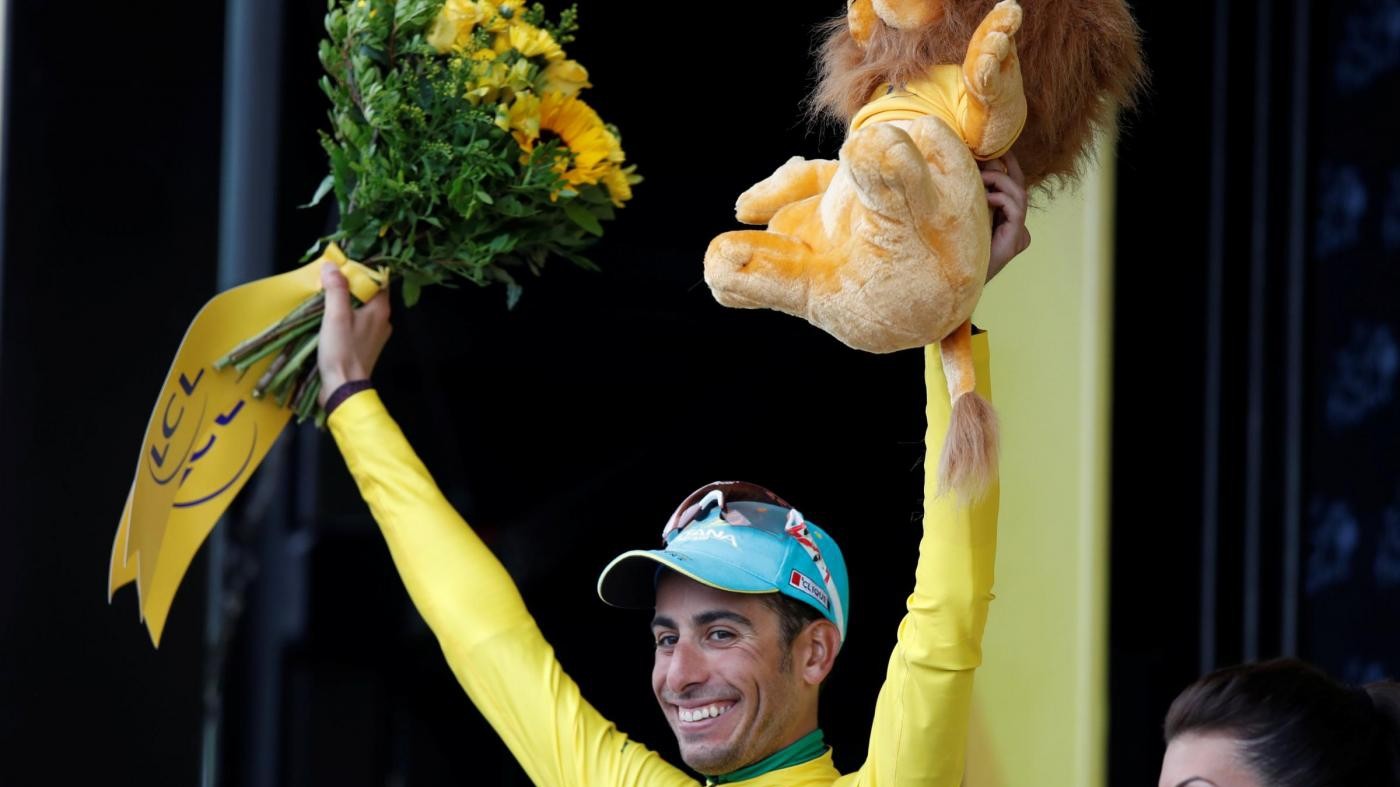 Tour, Aru stacca Froome e conquista la maglia gialla