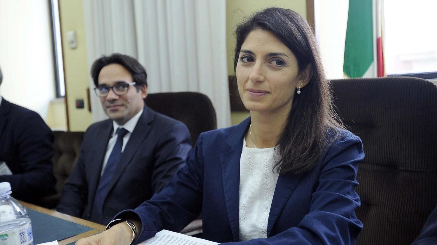 Raggi in procura: indagata per abuso d’ufficio e falso