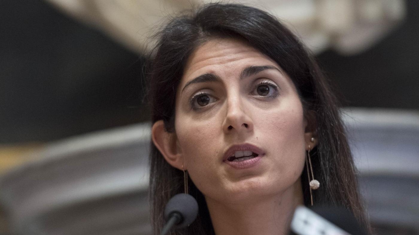 Roma, Raggi ascoltata da pm per caso nomine: Sono fiduciosa