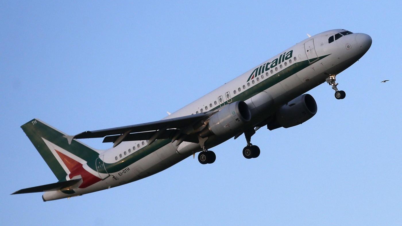 Avaria in volo su un aereo Alitalia: atterraggio d’emergenza a Cagliari