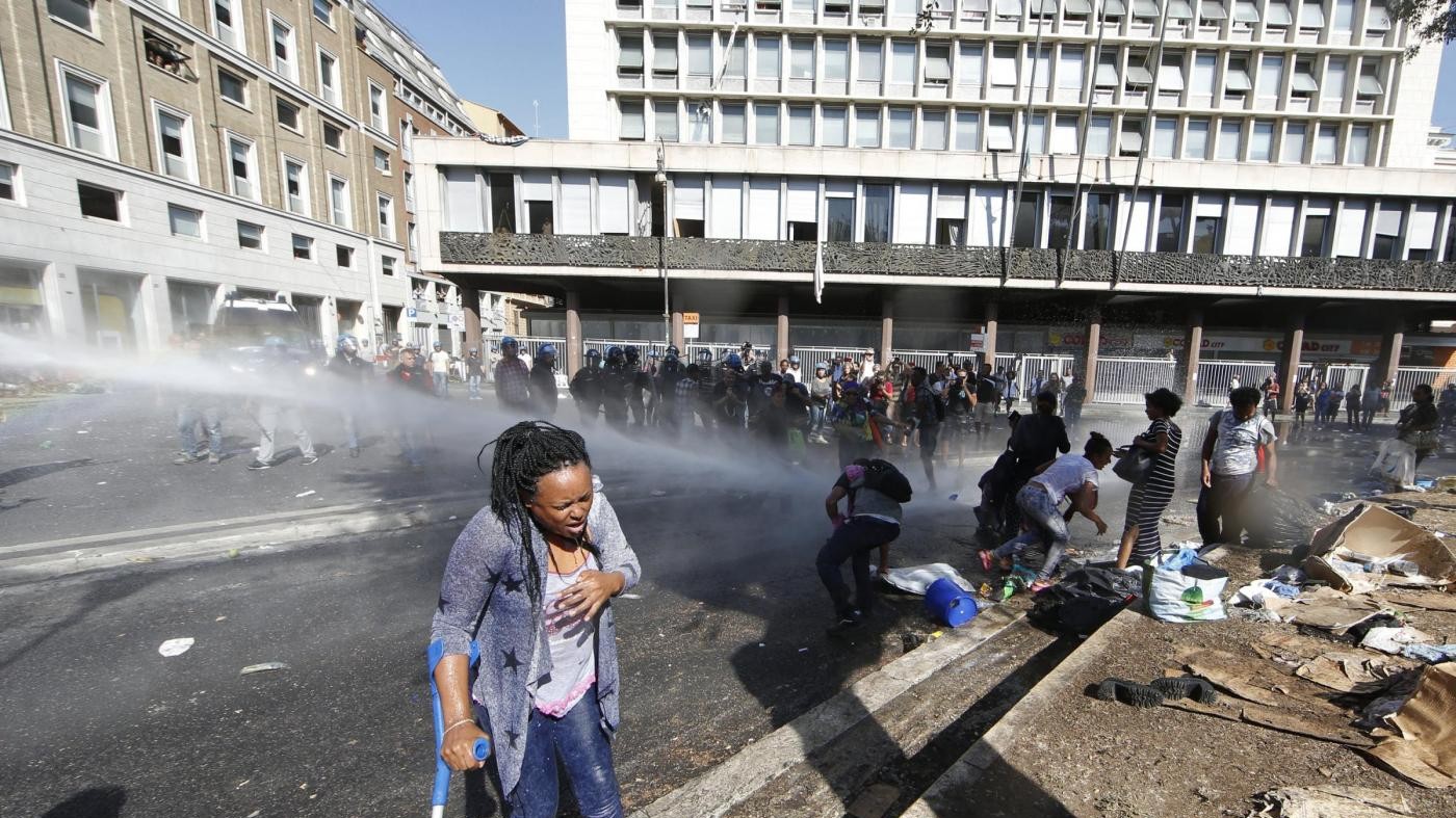 Sgombero Roma, migranti: “Trattati come animali, il Papa ci aiuti”