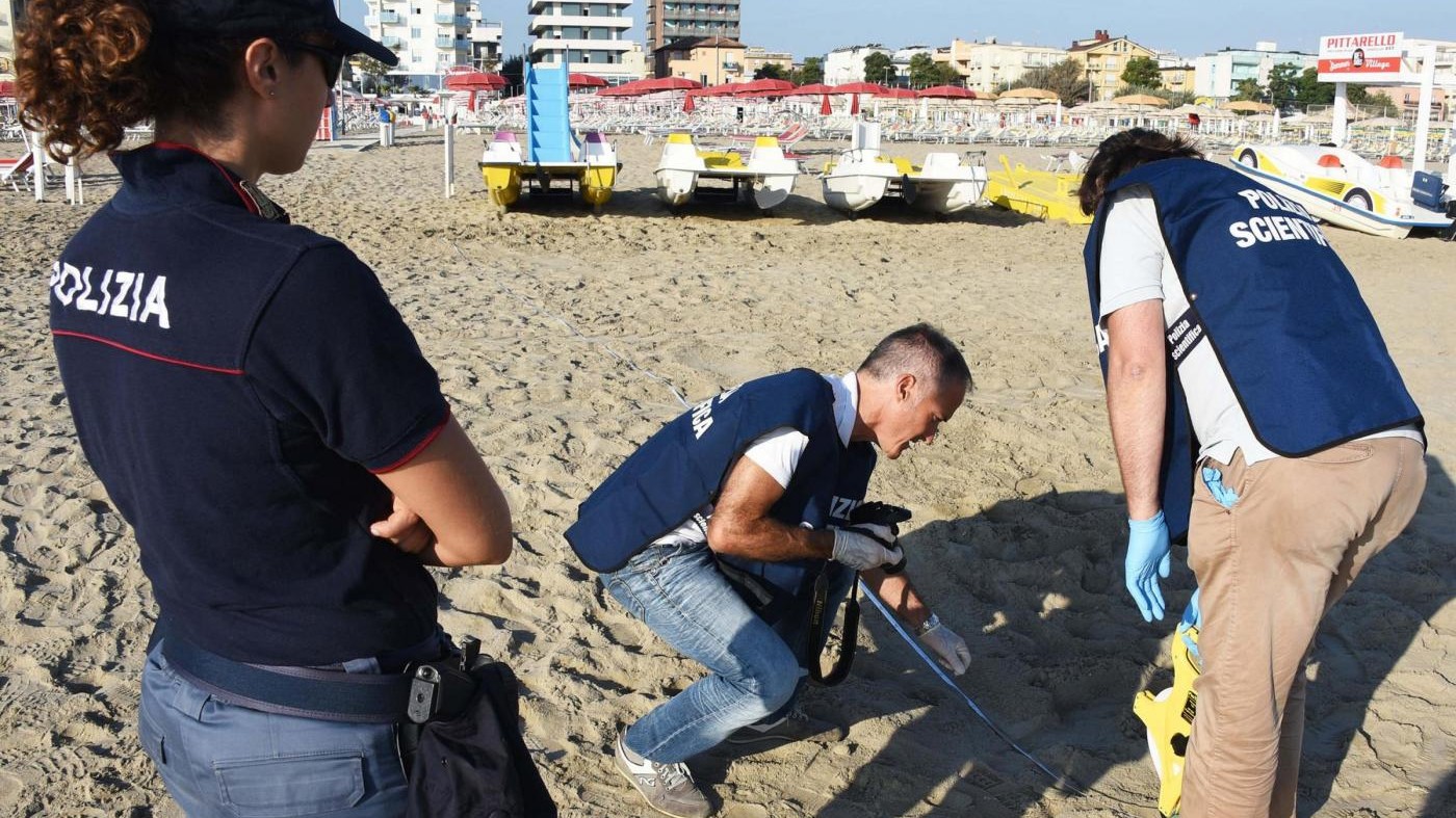 Rimini, i 4 stupratori della turista hanno violentato anche una trans
