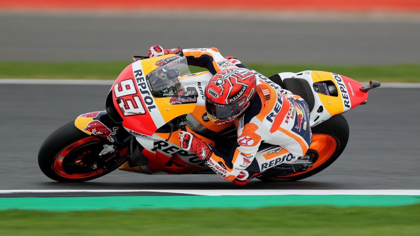 Moto Gp, a Silverstone Marquez in pole davanti a Valentino Rossi