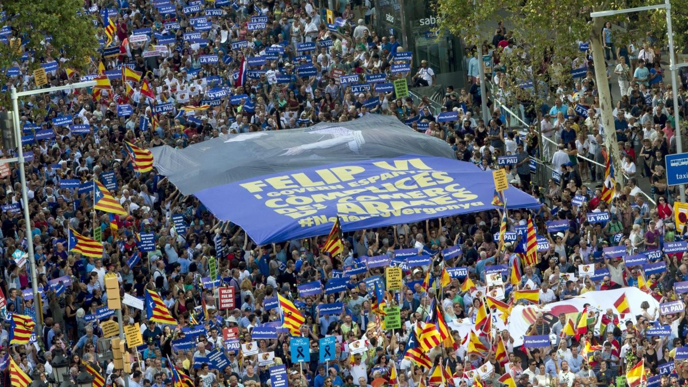 Barcellona ‘non ha paura’: mezzo milione al corteo antiterrorismo