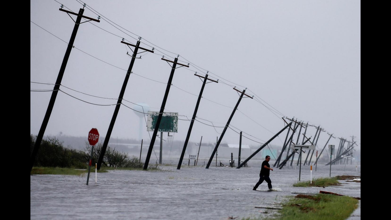 Texas, l’uragano Harvey provoca cinque vittime. Houston allagata