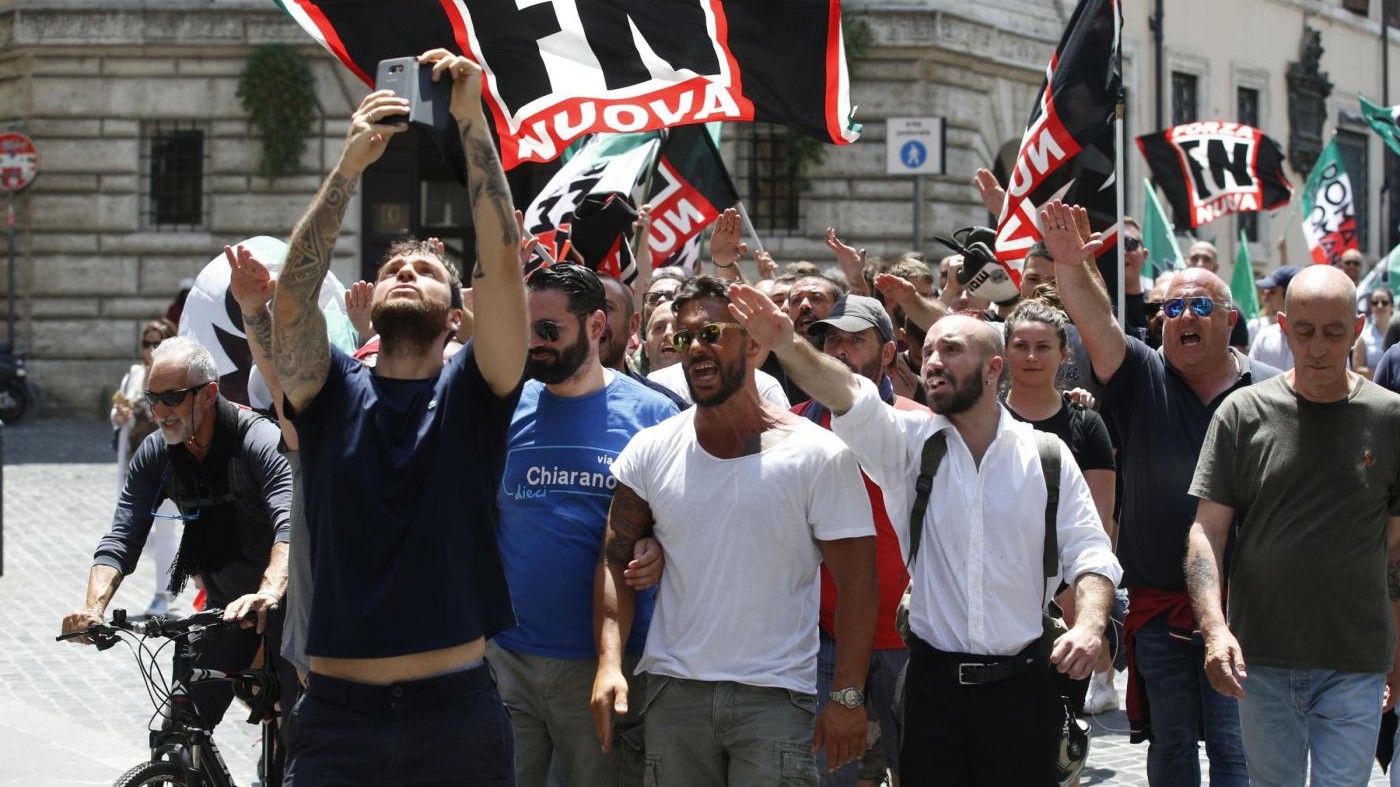 Pistoia, Forza Nuova fischiata alla messa di don Biancalani