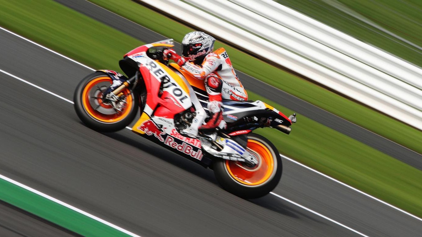 Colpo di scena a Silverstone: Marquez rompe il motore e si ritira