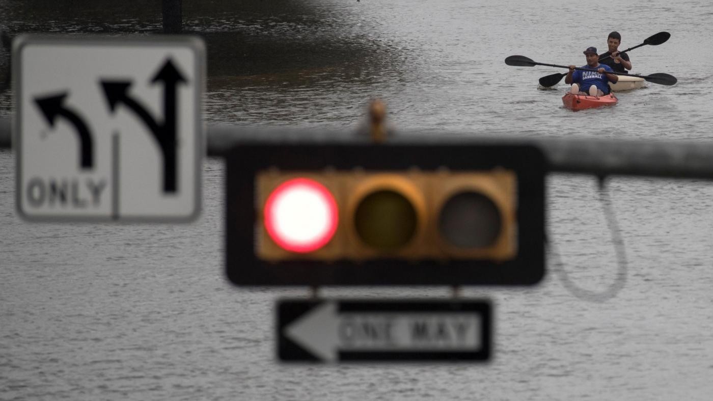 Harvey, Houston sott’acqua: migliaia evacuati, cinque vittime