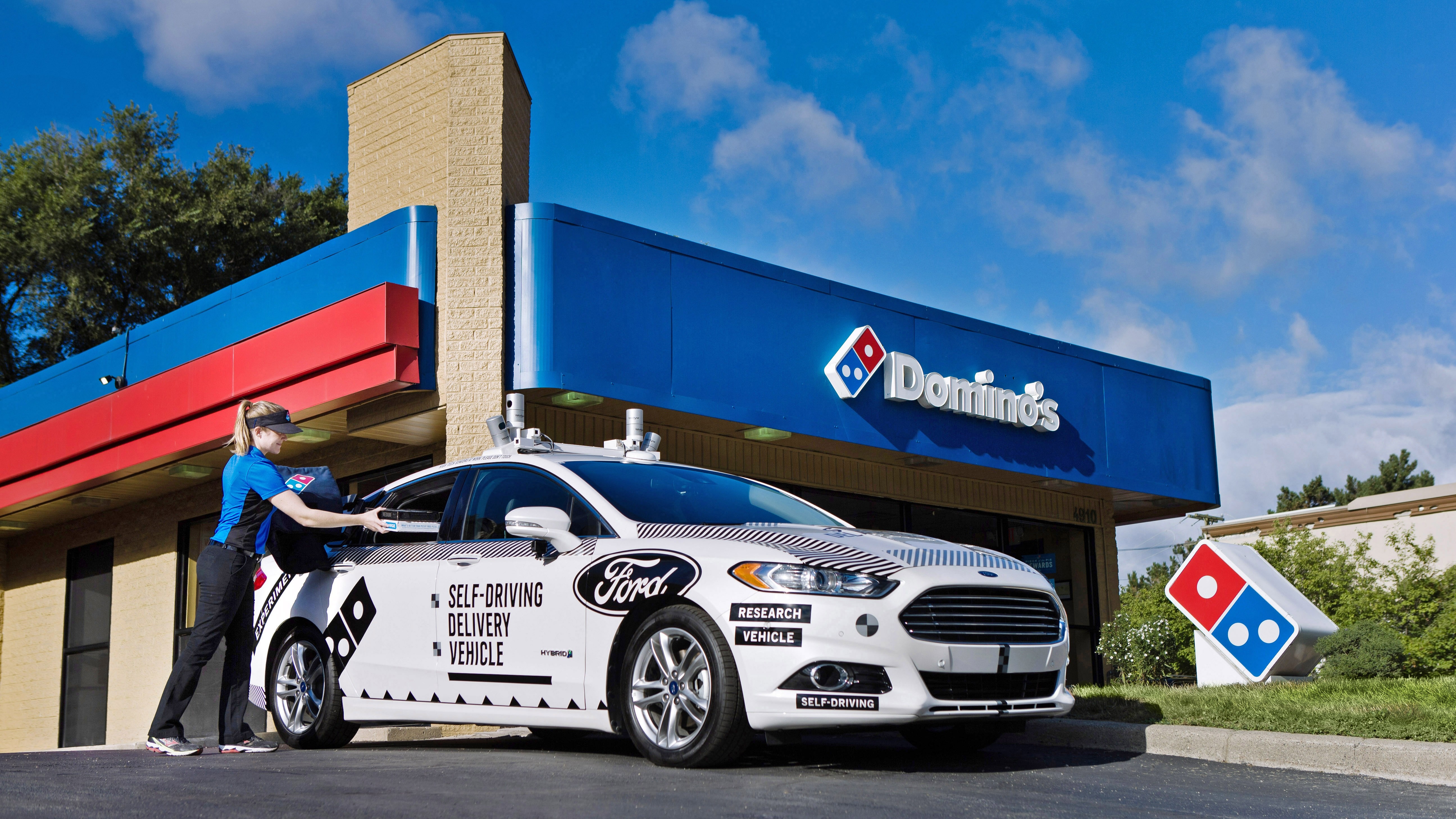 Pizza di Domino’s sarà consegnata da auto Ford senza pilota