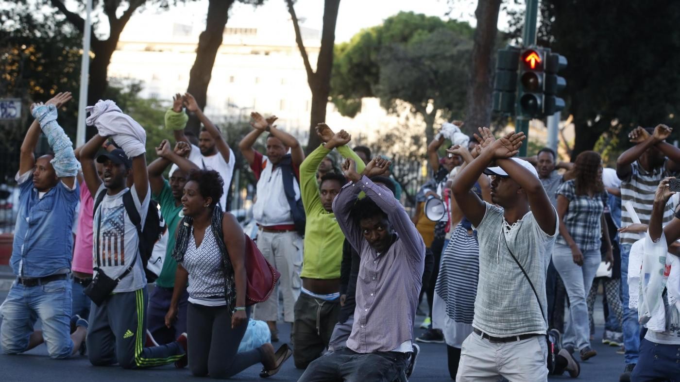 Migranti, vertice Minniti-Raggi: “Rispettare umanità e legalità”