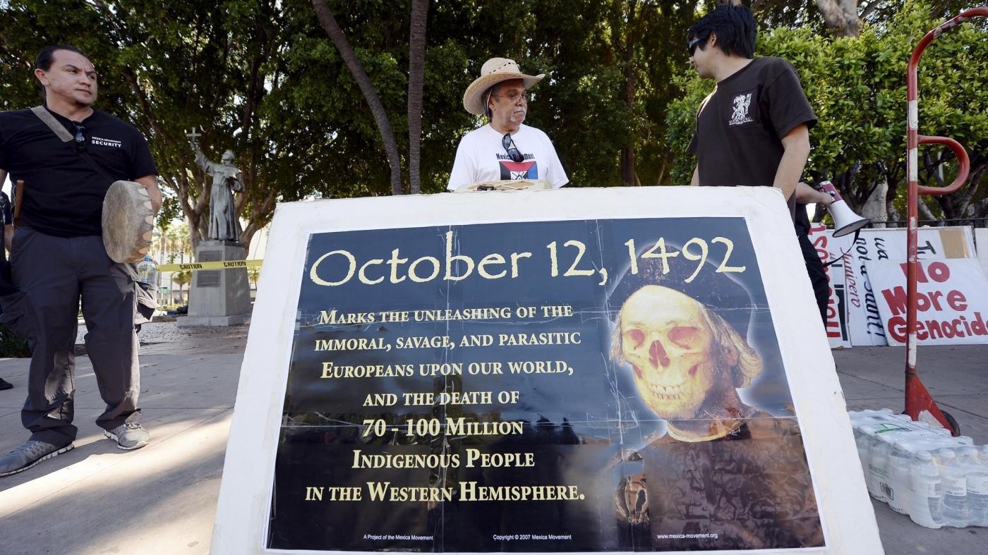 Usa, Colombo nel mirino: statue decapitate e festa cancellata