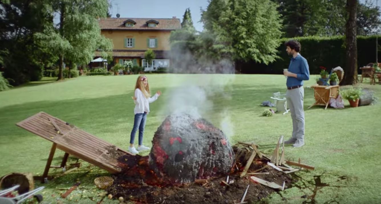 L’asteroide colpisce la mamma: lo spot che divide / VIDEO