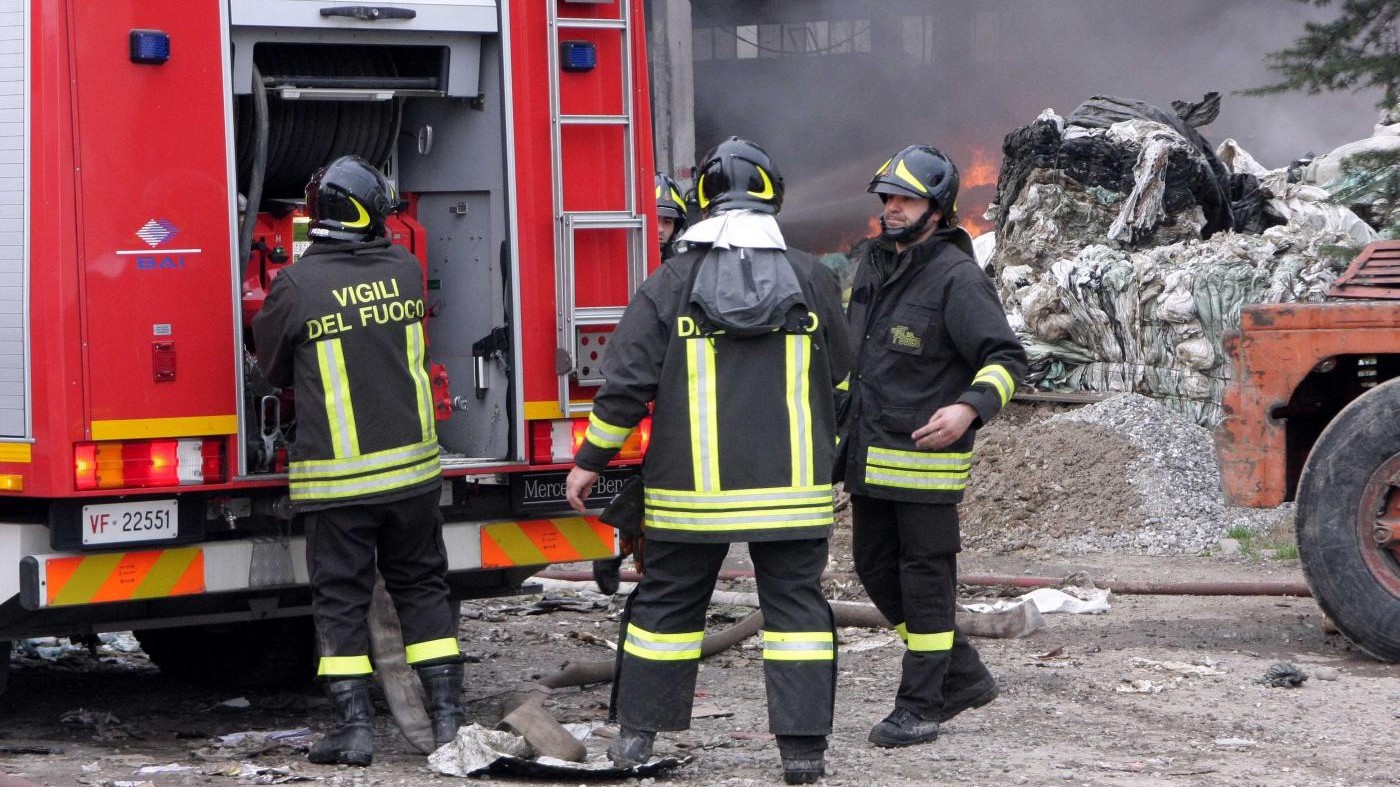 Pavia, incendio in ditta rifiuti speciali: allarme diossina