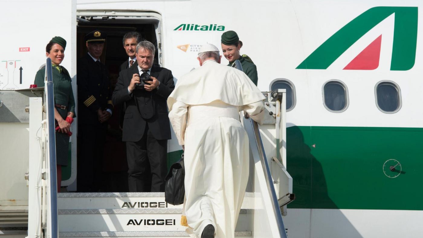 Colombia, il Papa è partito per il suo viaggio di pace e speranza