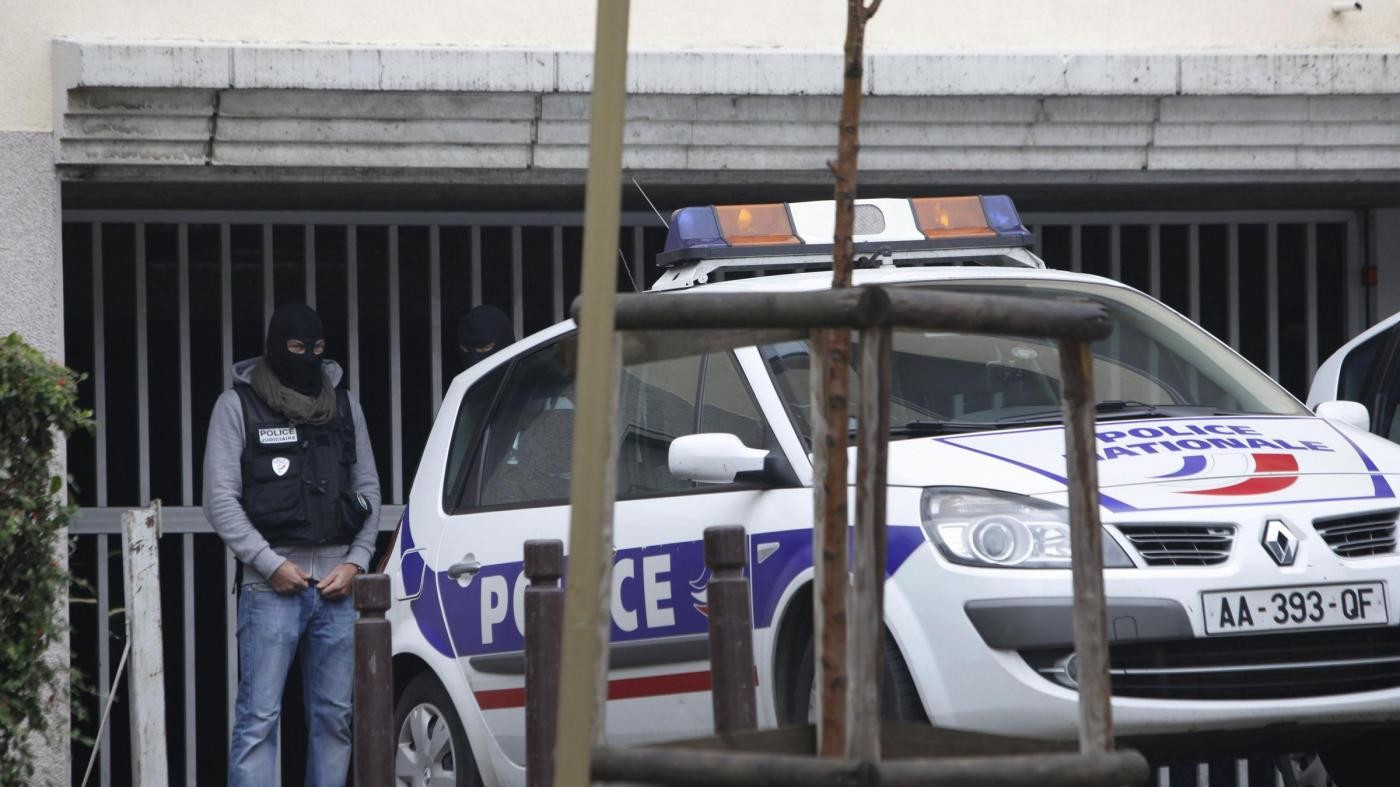 Esplosivo in casa a sud Parigi: 2 arresti, indaga antiterrorismo