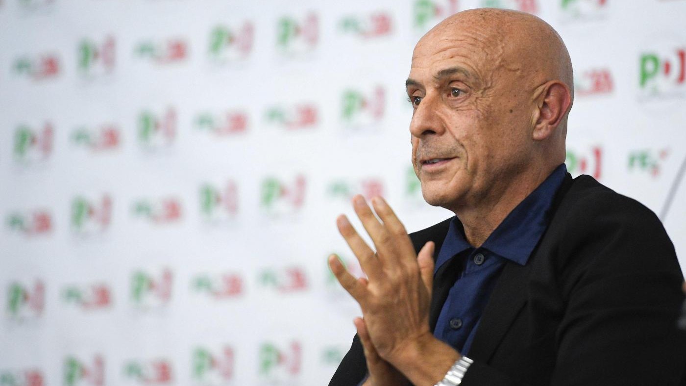 Migranti, Minniti: “Convinceremo le ong a gestire campi in Libia”
